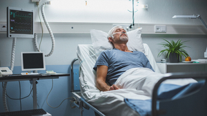 Kranker Mann liegt im Spitalbett Kranker Mann liegt im Spitalbett