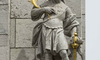 Als eine von elf monumentalen Figuren grüsst der heilige Viktor von der Fassadenbalustrade der St.-Ursen-Kathedrale. Dank der erneuerten hellgrauen Fassung integrieren sich die Skulpturen in die Kalksteinarchitektur.
Foto: Jürg Stauffer, Langenthal.