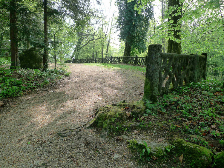 Waldpark Wengistein Der Waldpark Wengistein wartet mit typischen Elementen des Landschaftsparks auf, etwa mit diesem Zementzaun, der Knebelwerk nachahmt.
Bildnachweis: Solothurner Heimatschutz