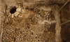 Der neu entdeckte Keller im Haus Krieg mit gepflastertem Boden und einem Sodbrunnen