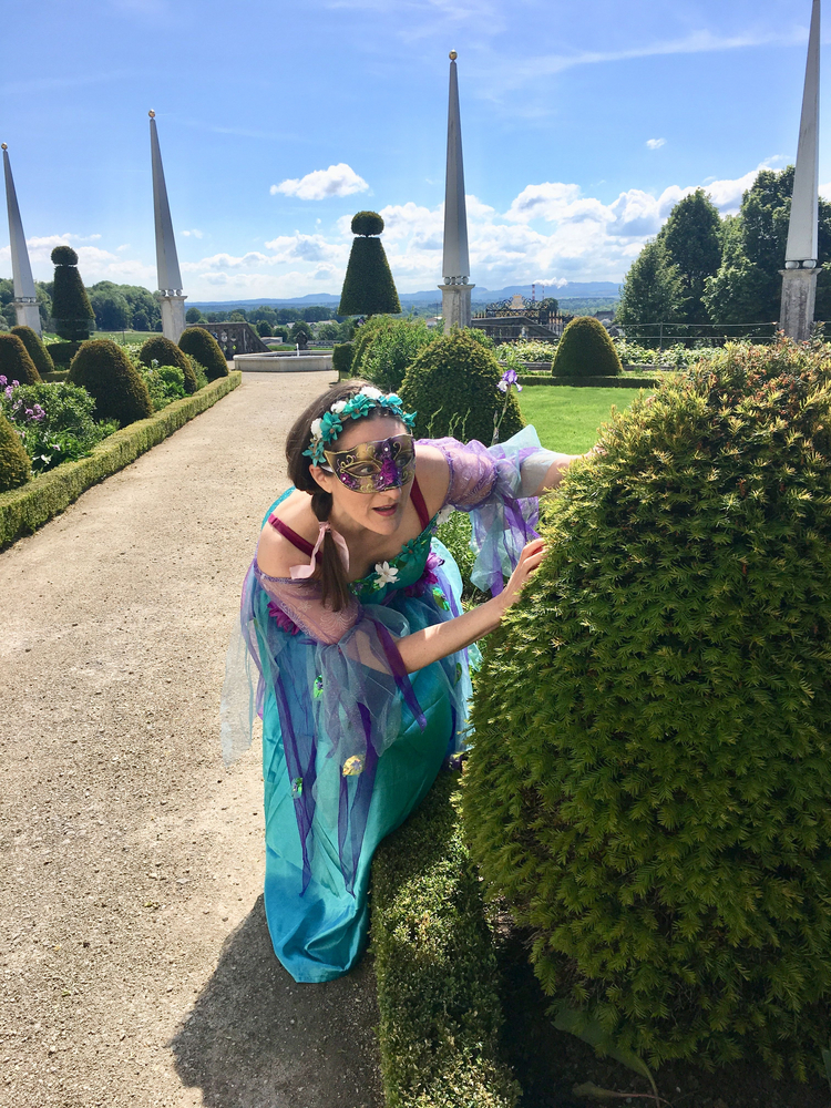 Waldegg-Fee Portrait im Garten des Schloss Waldegg: Museumspädagogin, Manuela Glanzmann als Fee Tharalea verkleidet