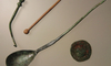 Funde: Bronze- und Knochennadel, Bronzelöffel und Münze