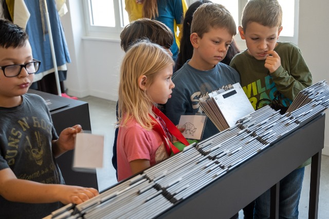 Kinder durchsuchen den Zettelkasten