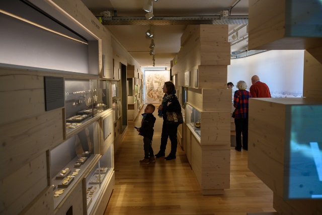 Ein Zeitkorridor führt durch die Ausstellung