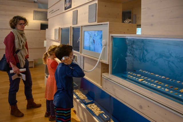 Kinder betrachten einen Film mit Hintergrundinformationen