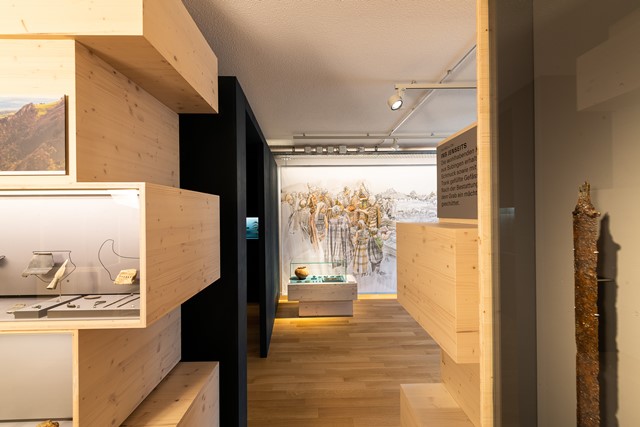 Themenraum zur Eisenzeit mit Vitrinen und Lebensbild