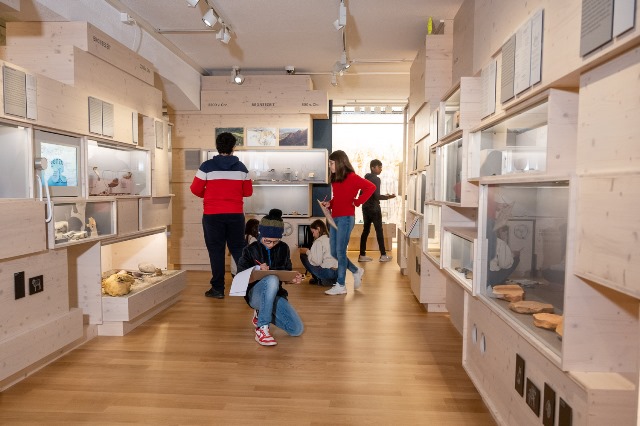 Schulkinder in im Zeitkorridor