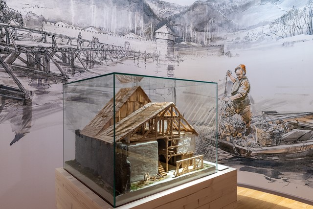 Vitrine mit Hausmodell