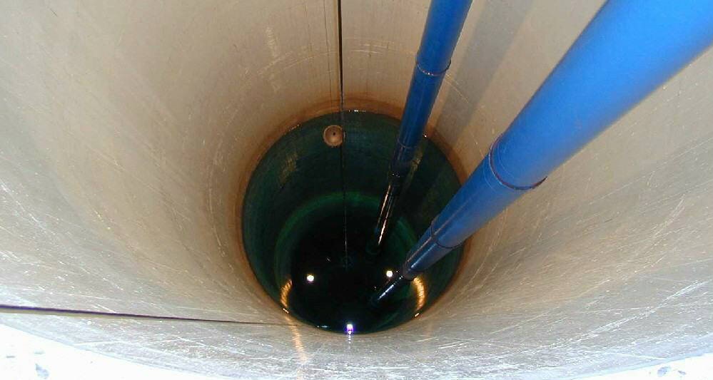 Trinkwasserbrunnen mit Pumpleitung in blauer Farbe