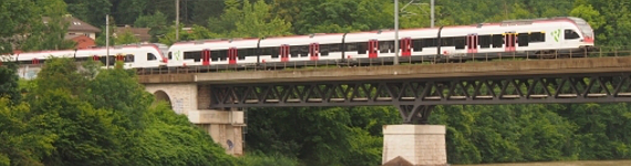 Flirt Zug auf Aarebrücke bei Olten