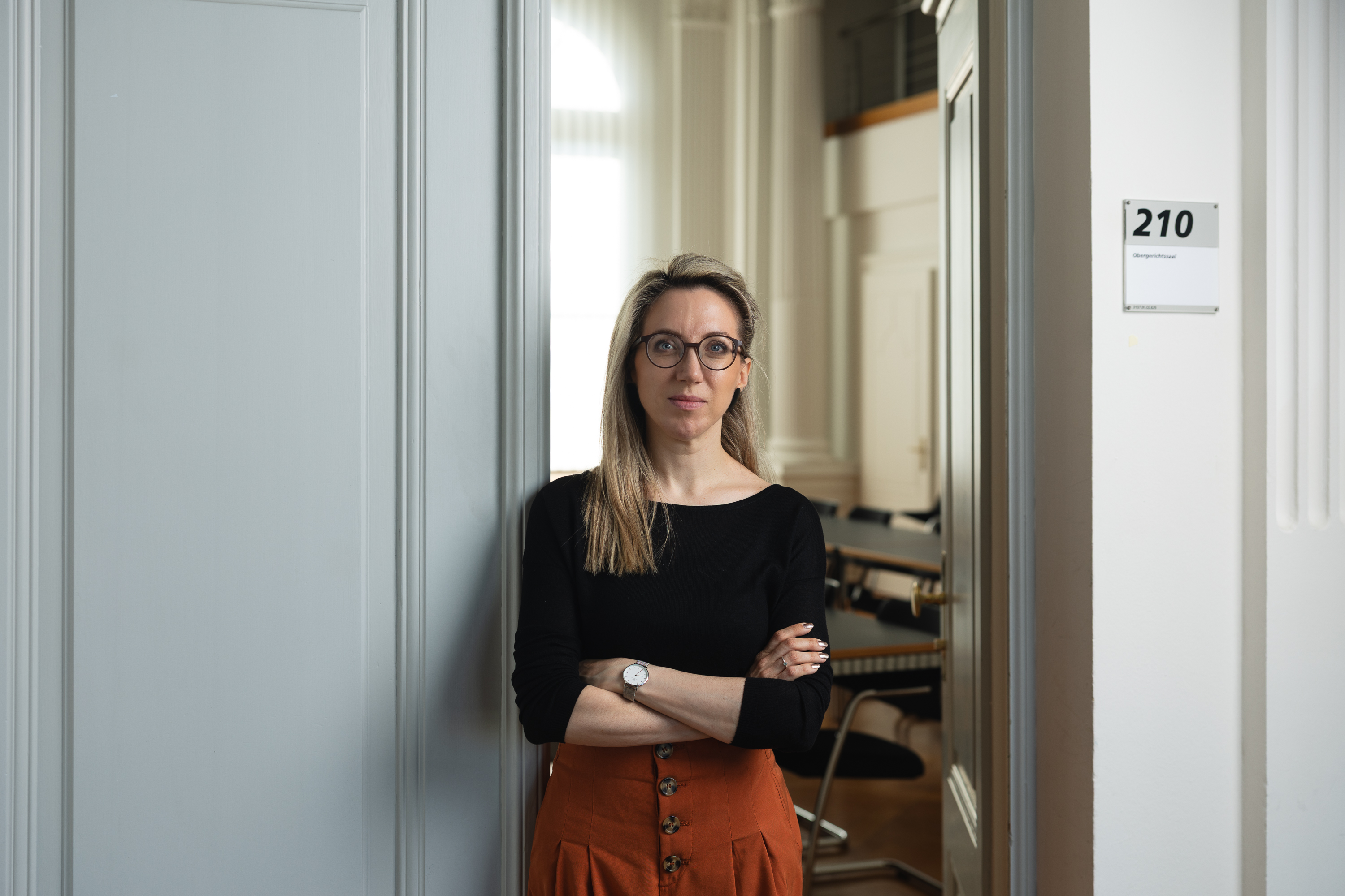 Katrin Haueter steht vor dem Gerichtssaal