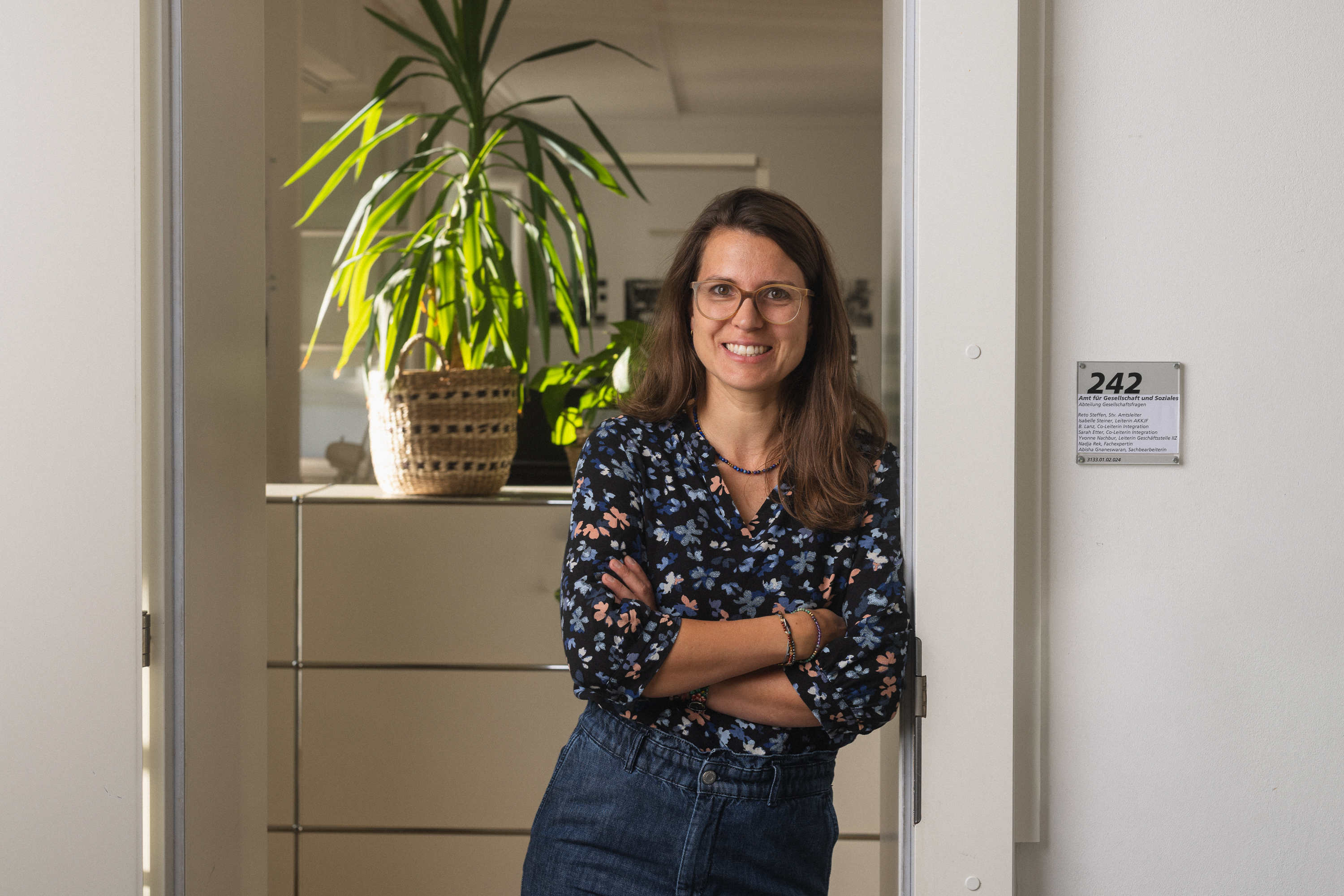 Yvonne Nachbur vor dem Büro der Interinstitutionellen Zusammenarbeit