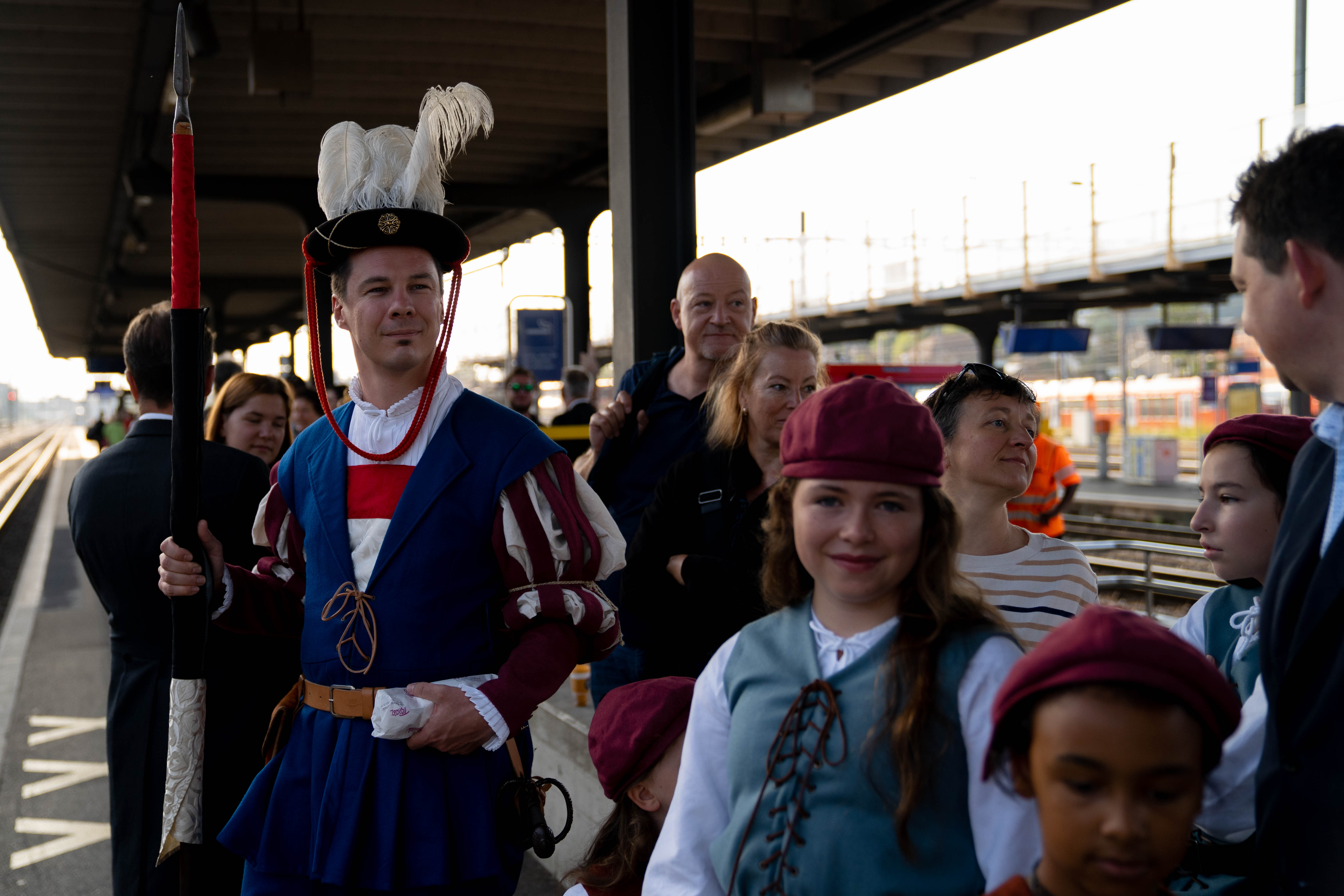 Die Solothurner Delegation steht am Bahnhof Solothurn.