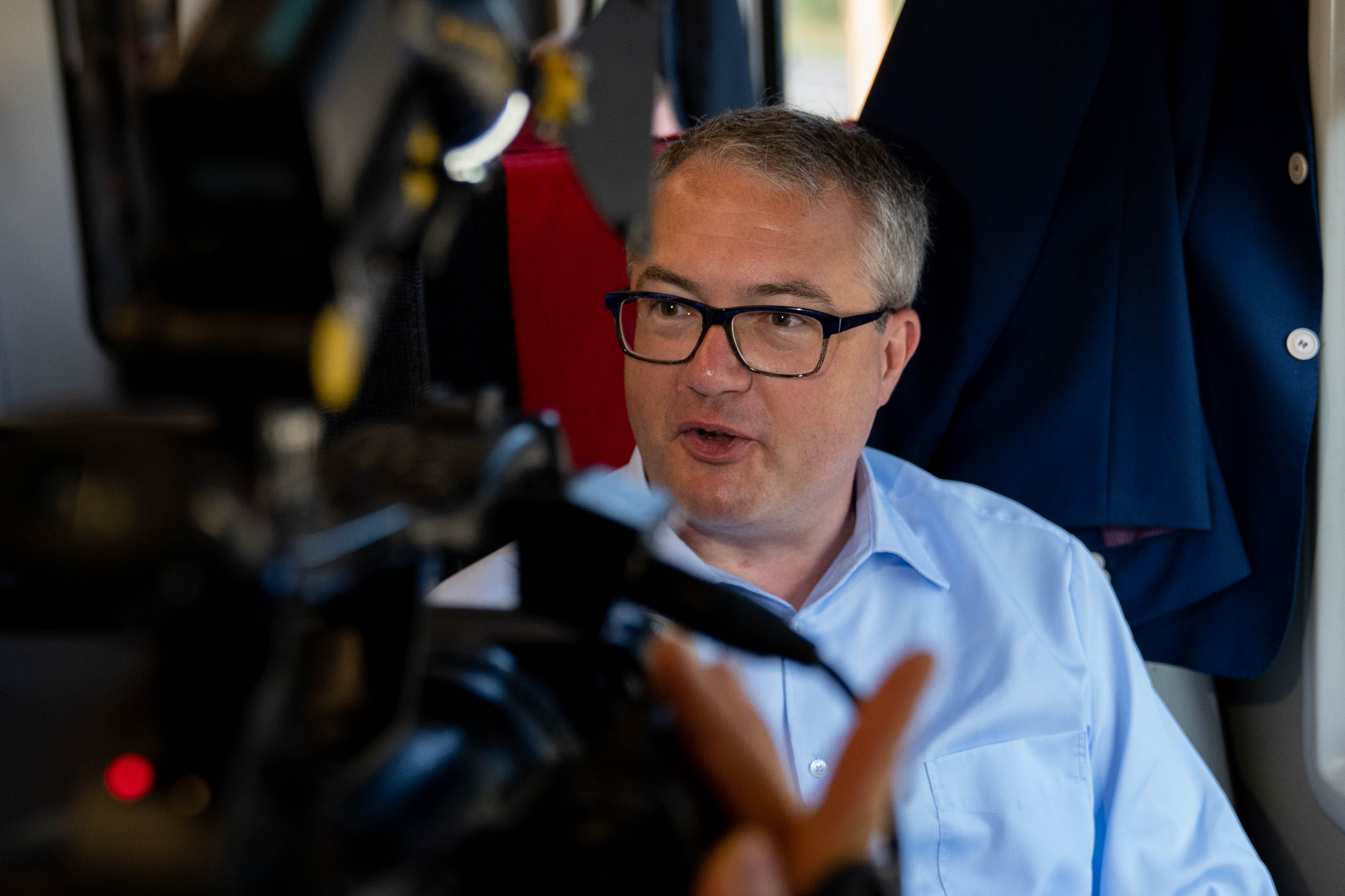Regierungsrat Remo Ankli gibt im Zug ein Fernsehinterview.