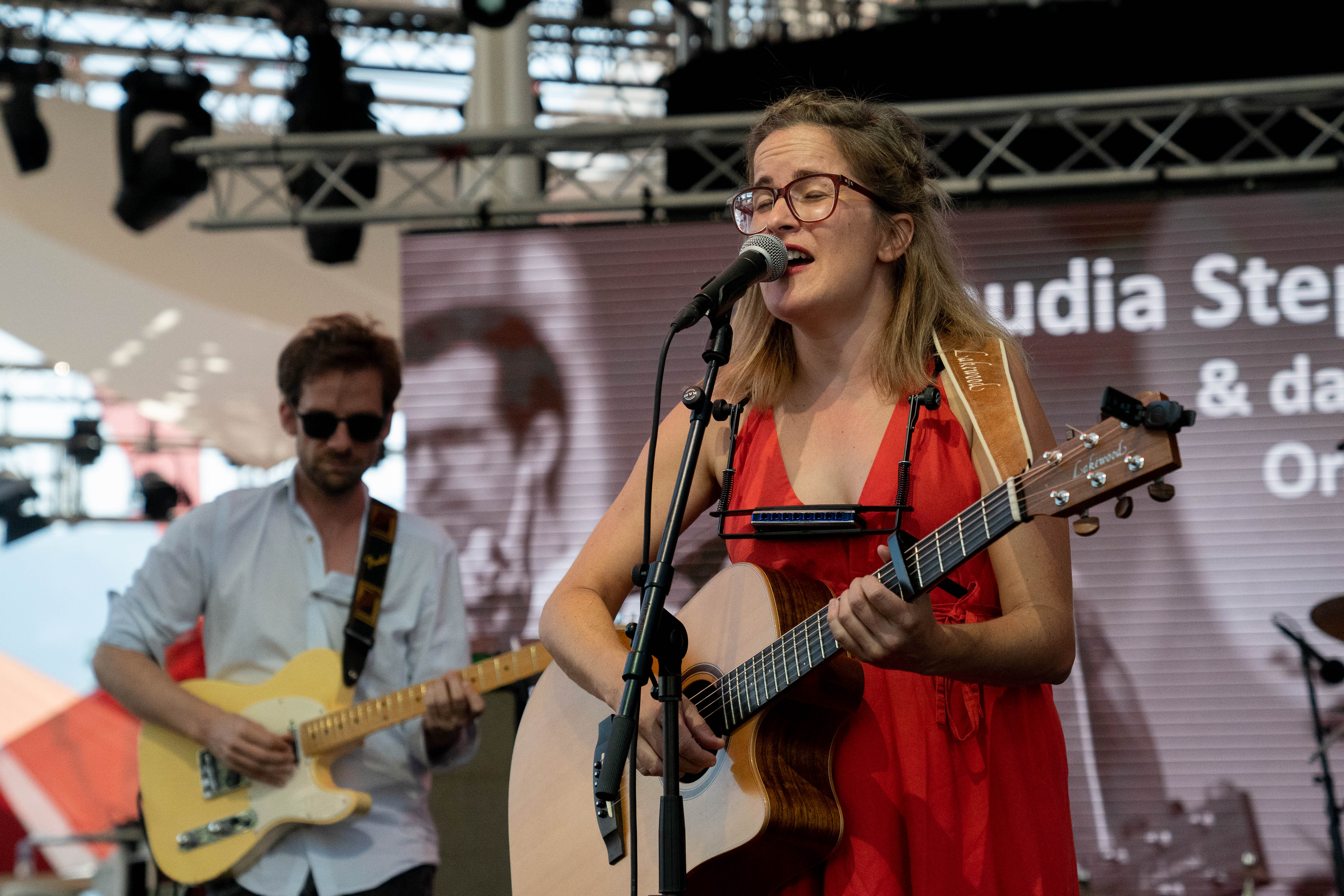 Claudia Stephani steht auf der Bühne in Vevey.