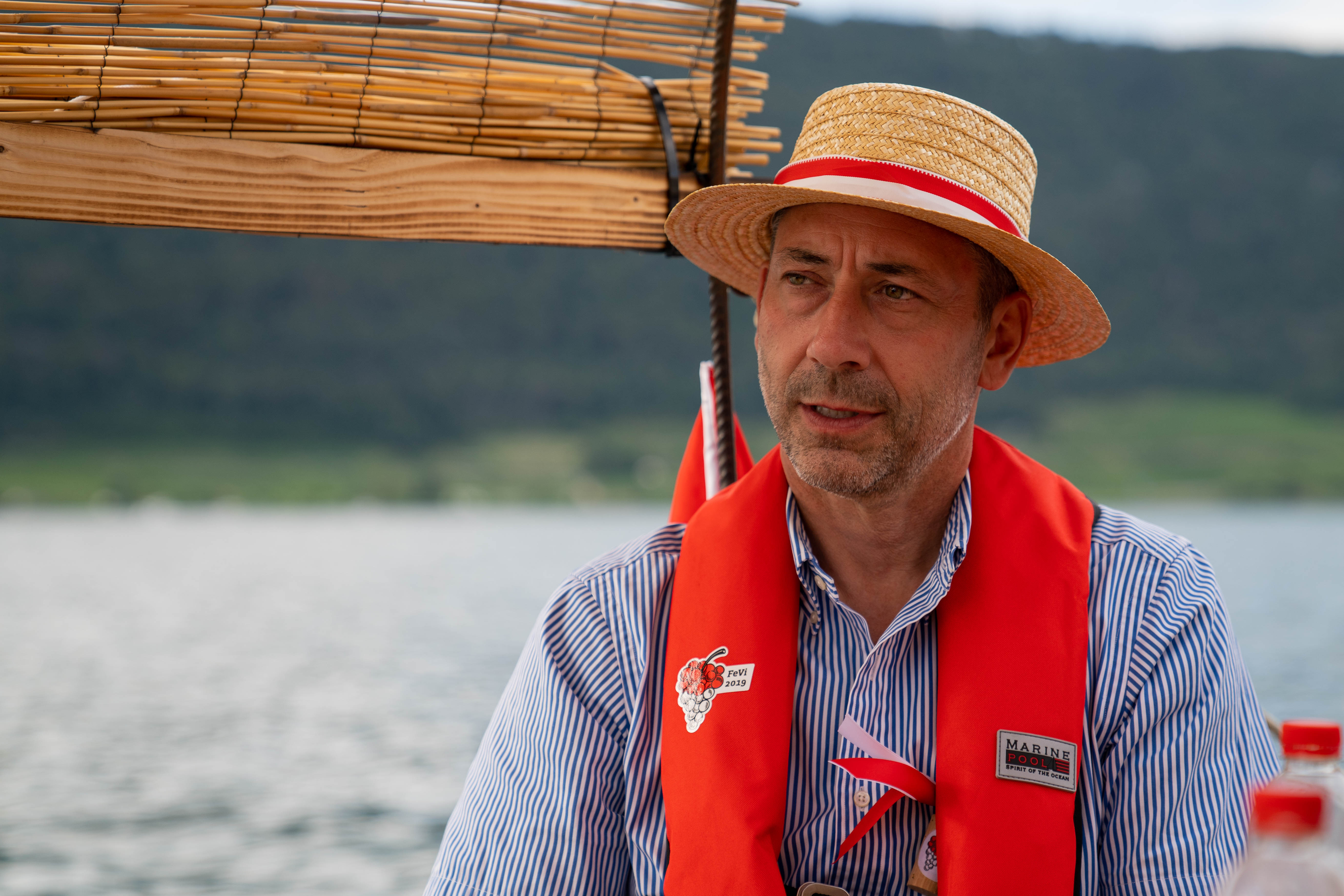 André Rötheli sitzt auf einem Schiff