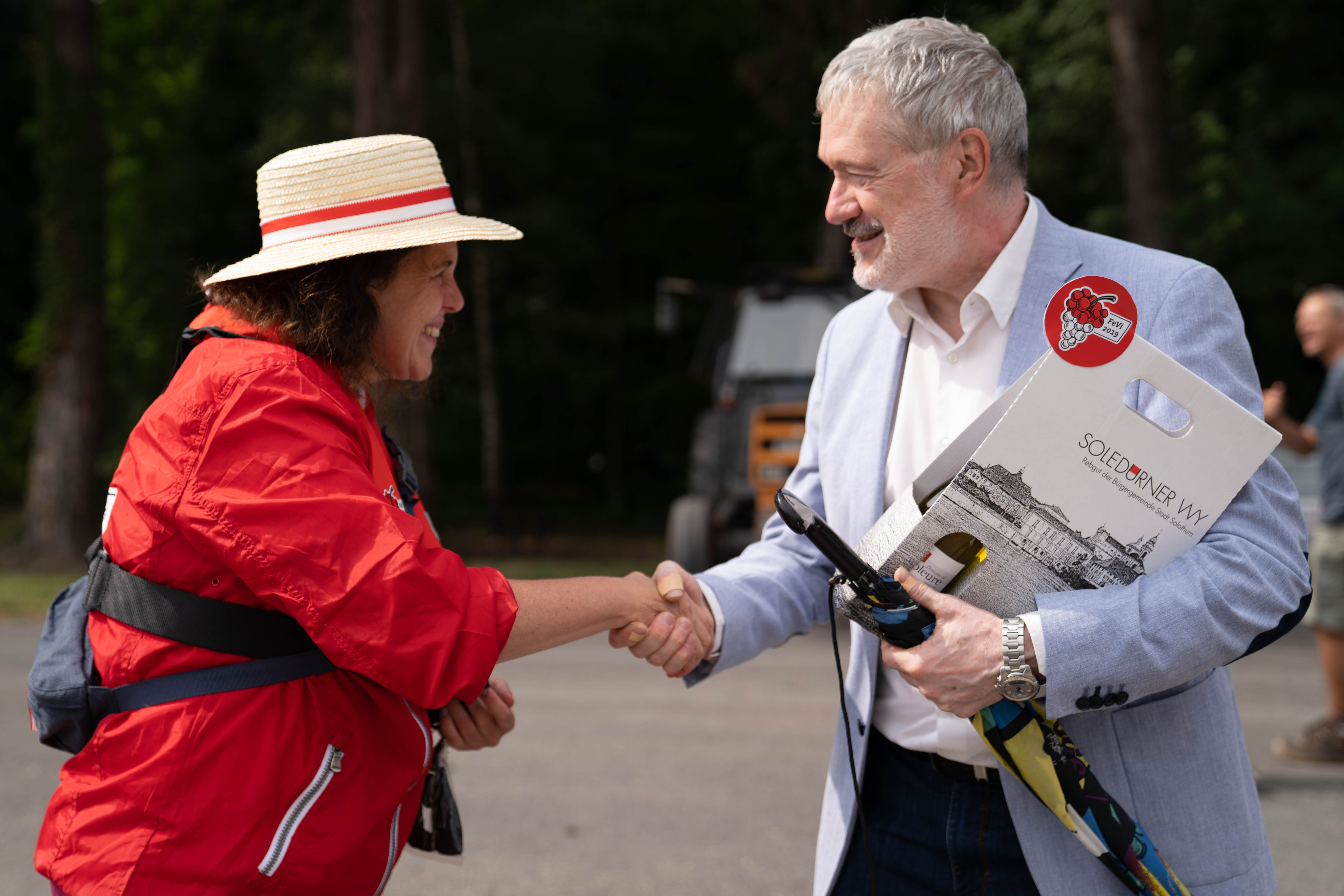 Andrea Affolter überreicht den Solothurner Wein.
