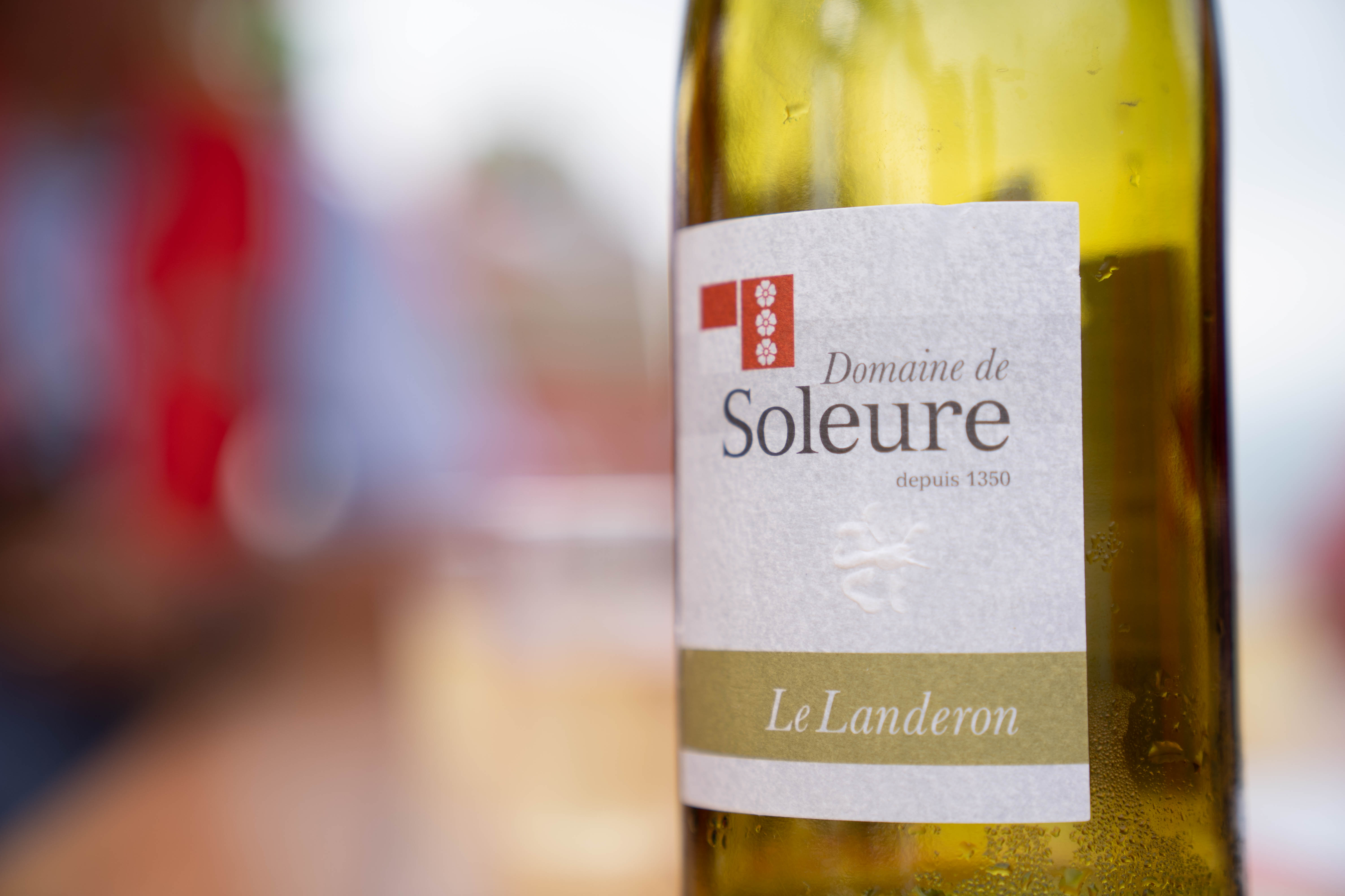 Eine Flasche Wein auf einem Tisch.