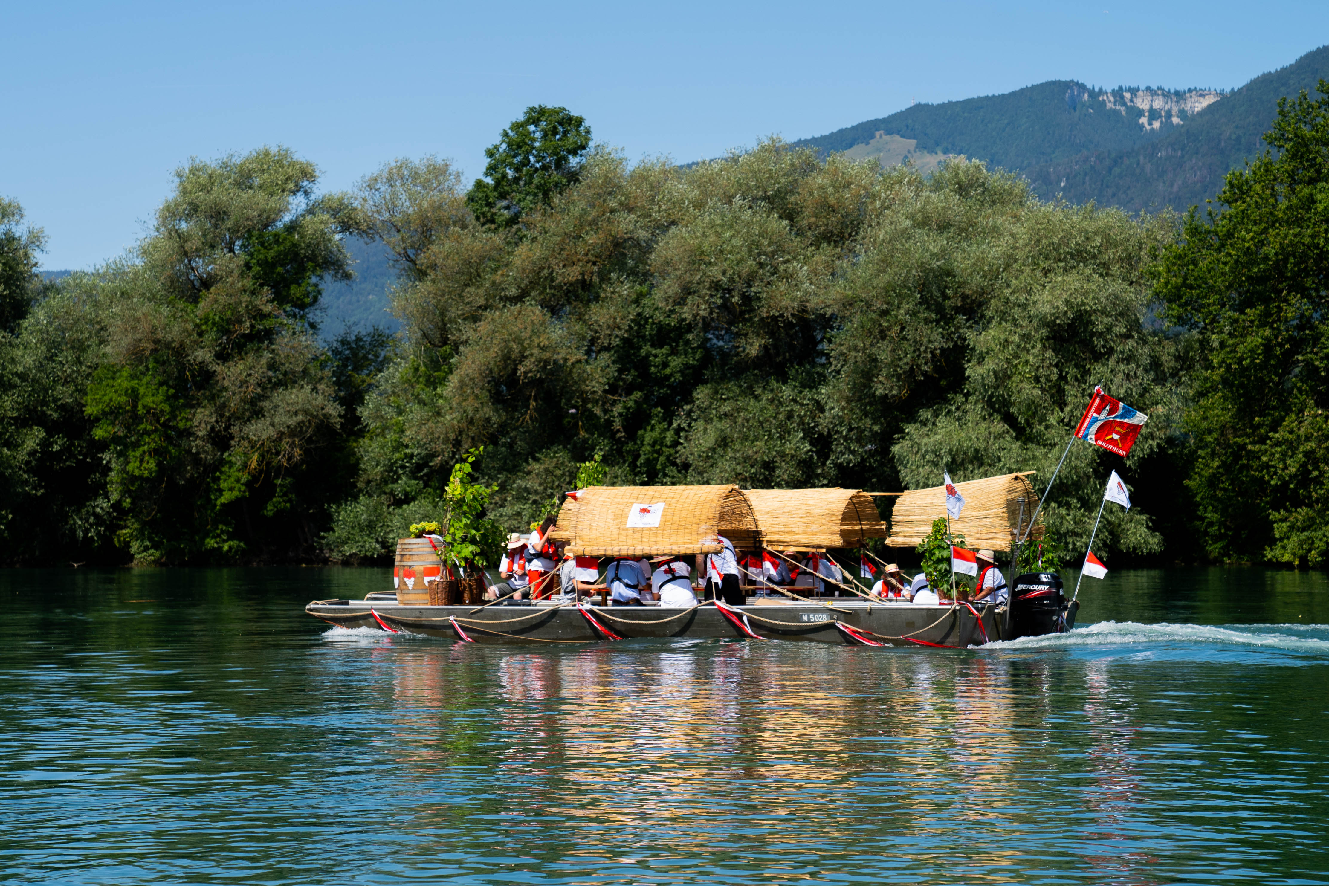 Weinschiff auf der Aare