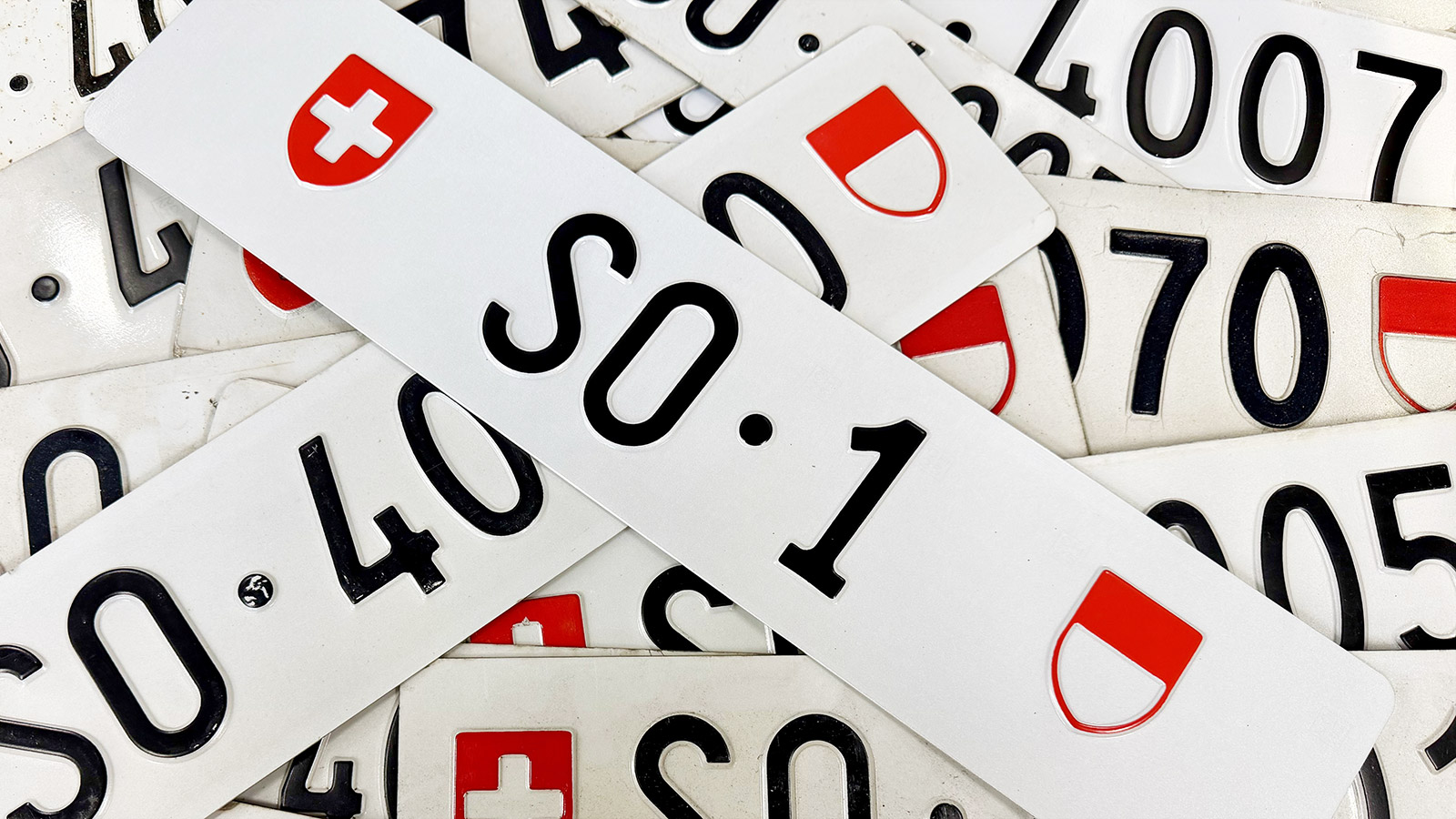 Das Kontrollschild SO-1 auf einem Haufen an anderen Kontrollschildern.