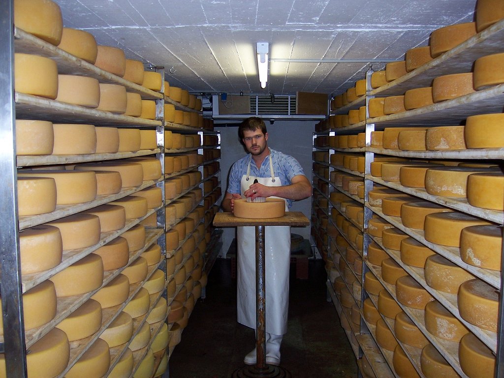 Bei der Käsepflege
