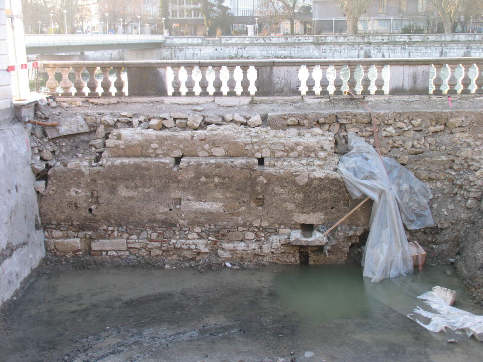 Die spätmittelalterliche Stadtmauer, dahinter die Balustrade der heutigen Ufermauer