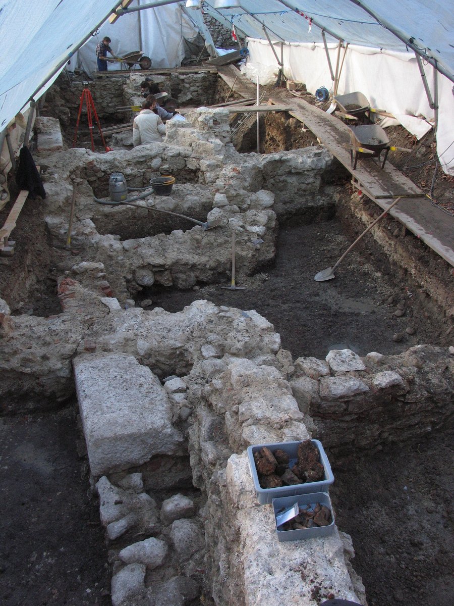 Blick in die Ausgrabung: Mauern des Bades, der Scheune und des Gartens