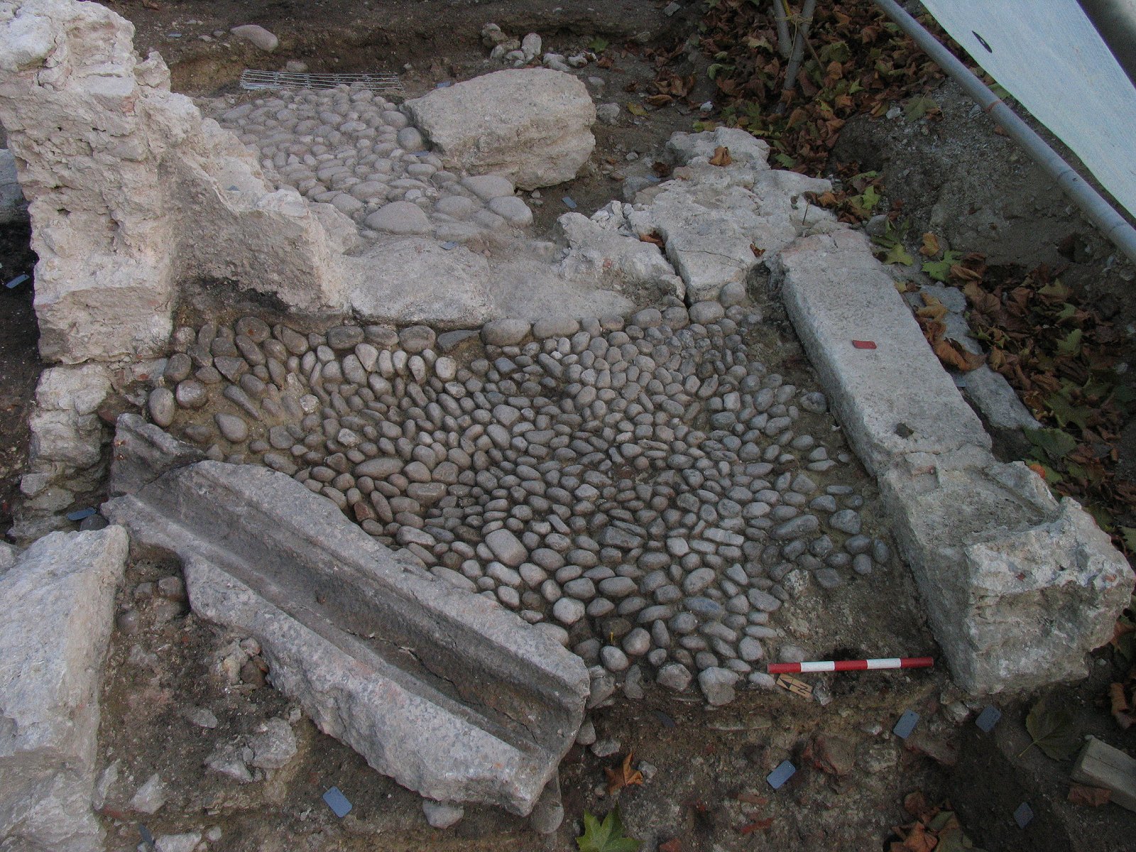 Ein gepflästerter Raum in der Badstube