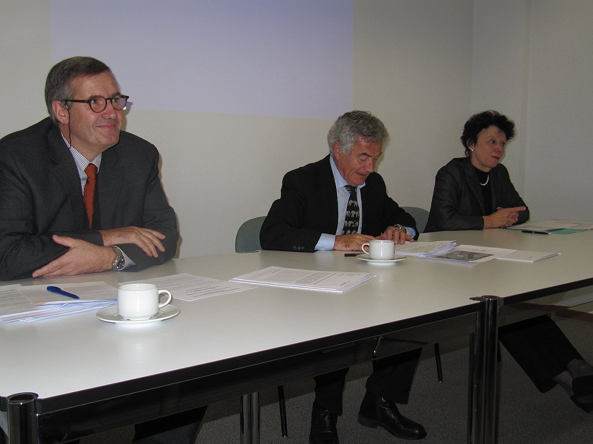 Bild 1 - vl Urs Brügger, VR-Mitglied Borregaard Schweiz AG; Landammann Walter Straumann; Volkswirtschaftsdirektorin Esther Gassler