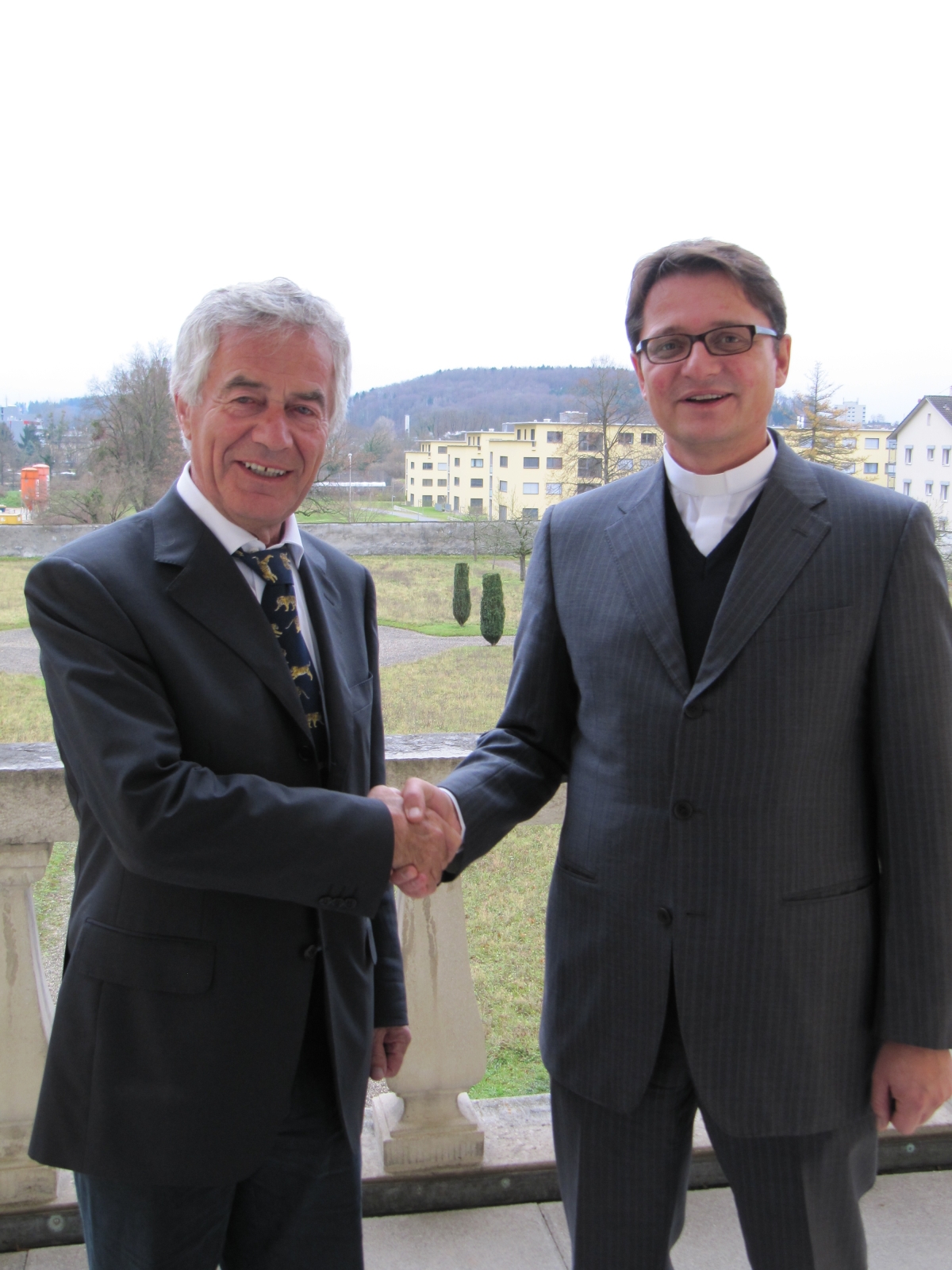Links Landammann Walter Straumann, rechts Bischof von Basel, Felix Gmür