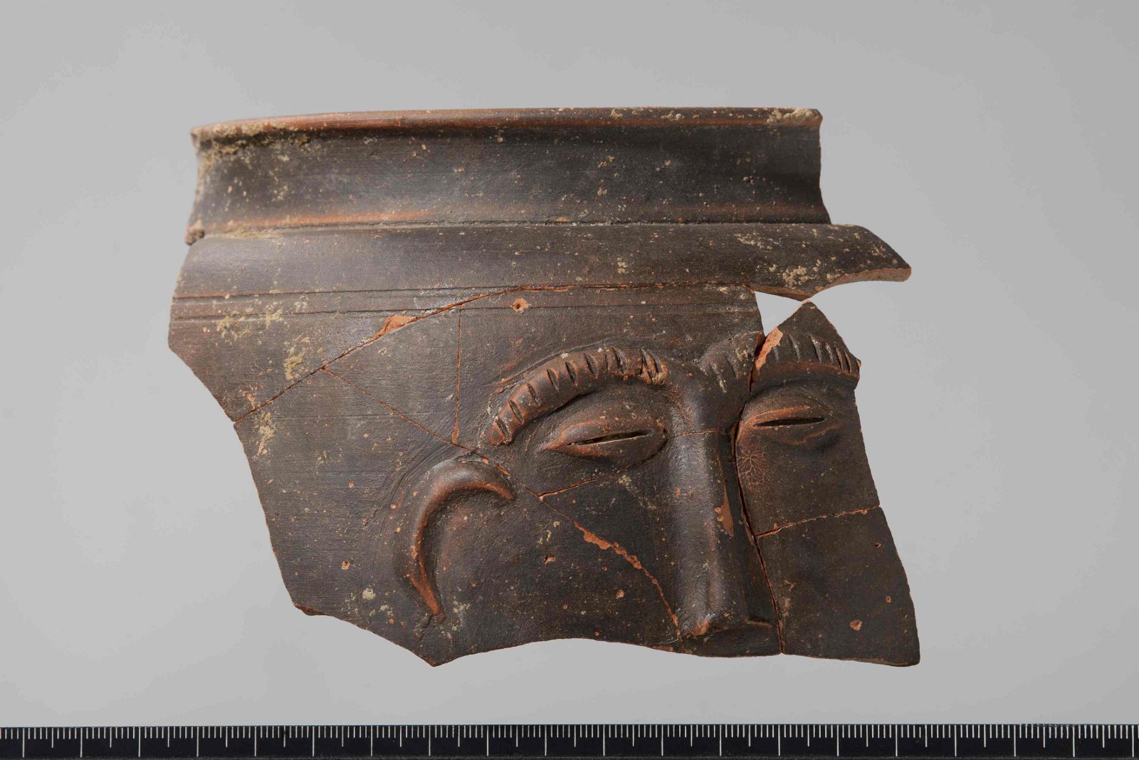 Gesichtsbecher aus der römischen Villa von Rodersdorf