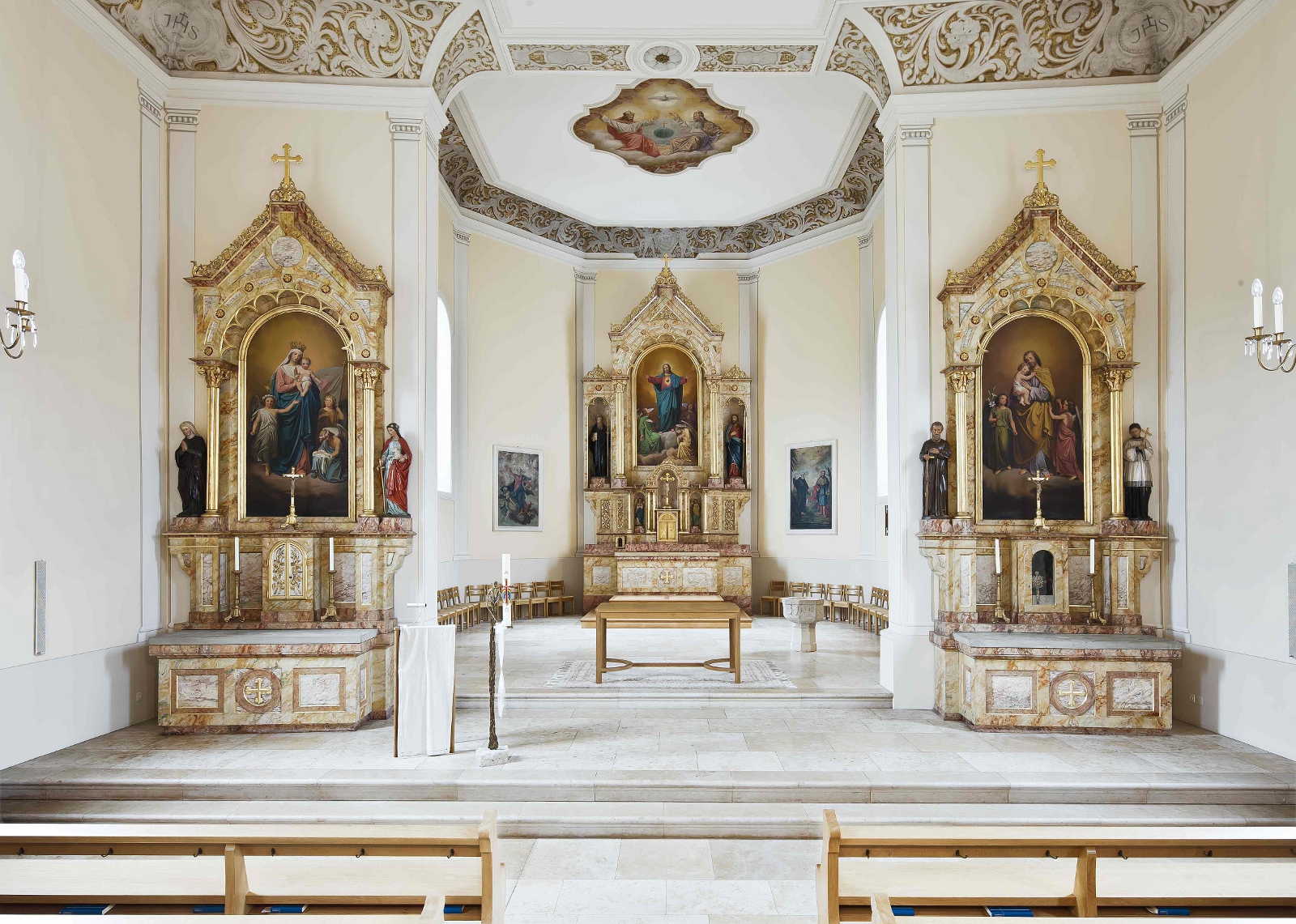 Das Innere der Pfarrkirche von Hochwald nach der Restaurierung und der Rekonstruktion der gemalten Pilastergliederung 2010
