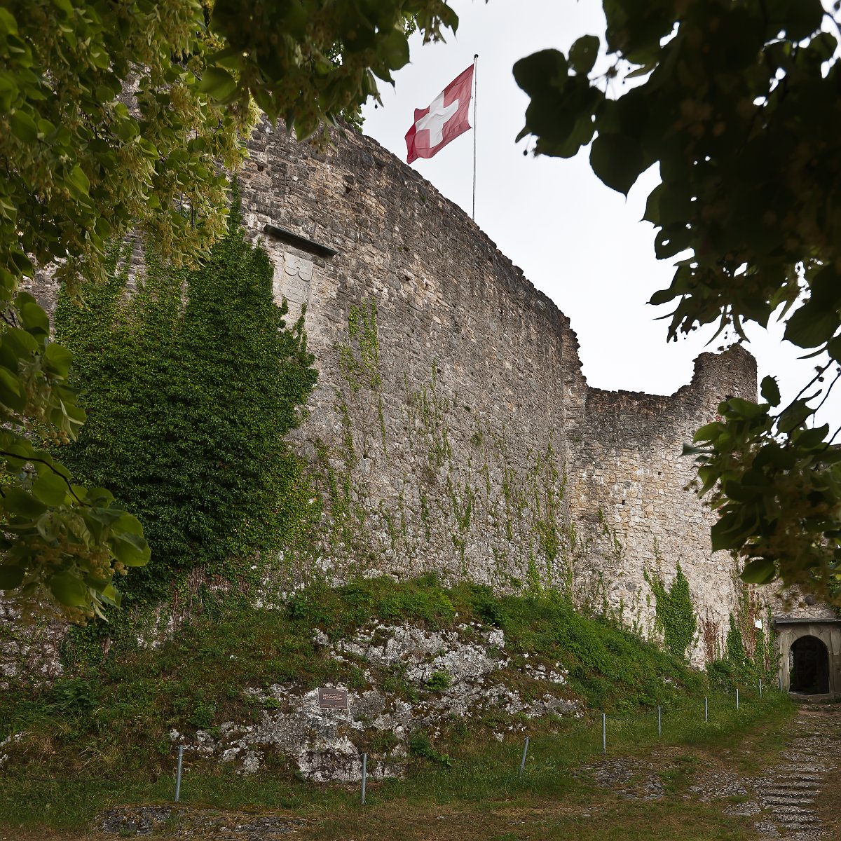 Bild 2 - Dornach - Erinnerungstafeln für aufgelöste Verbände der Armee