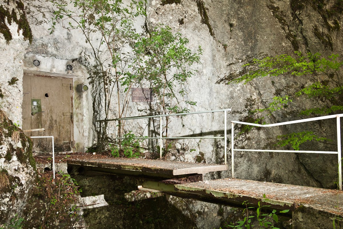 Bild 4 - Wolfschlucht - Erinnerungstafeln für aufgelöste Verbände der Armee
