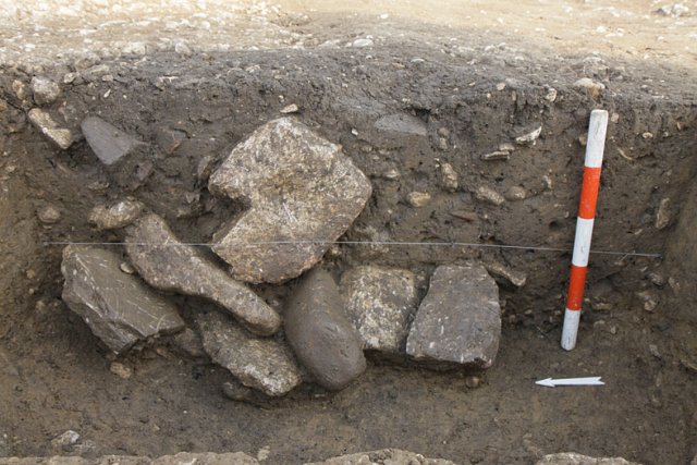 Bild 1 - Schmiedegrube mit Ambossstein in der Verfüllung