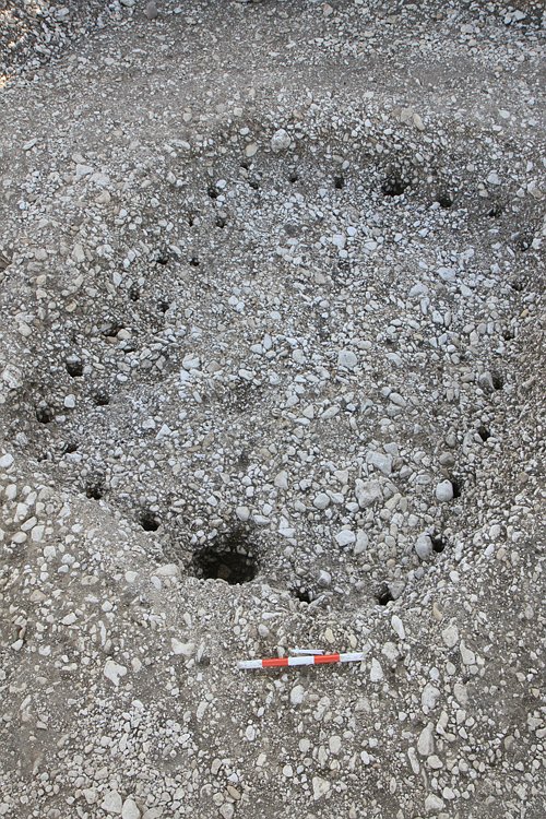 Bild 2 - Grubenhaus mit Pfostenlöchern für Firstpfosten und Flechtwerkwand