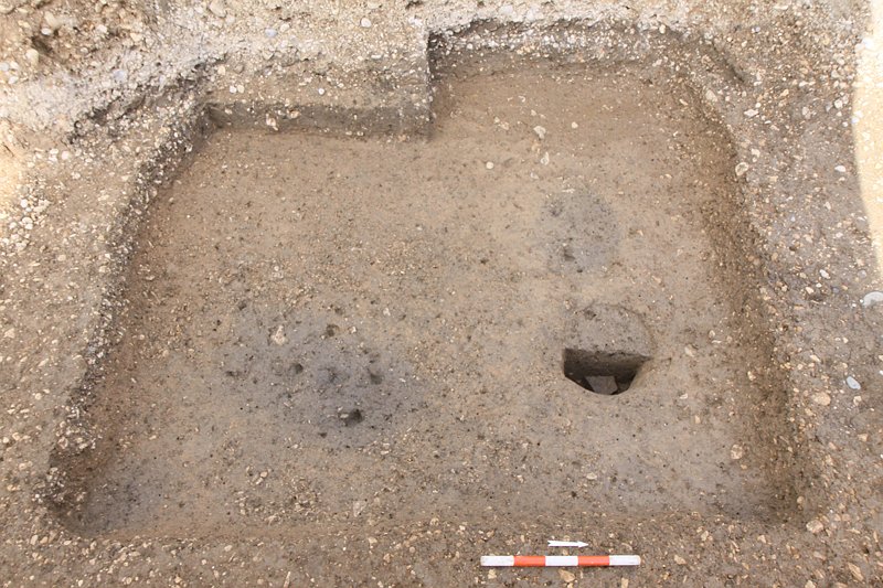 Bild 3 - Grubenhaus mit Standspuren eines stehenden Webstuhls (rechts).