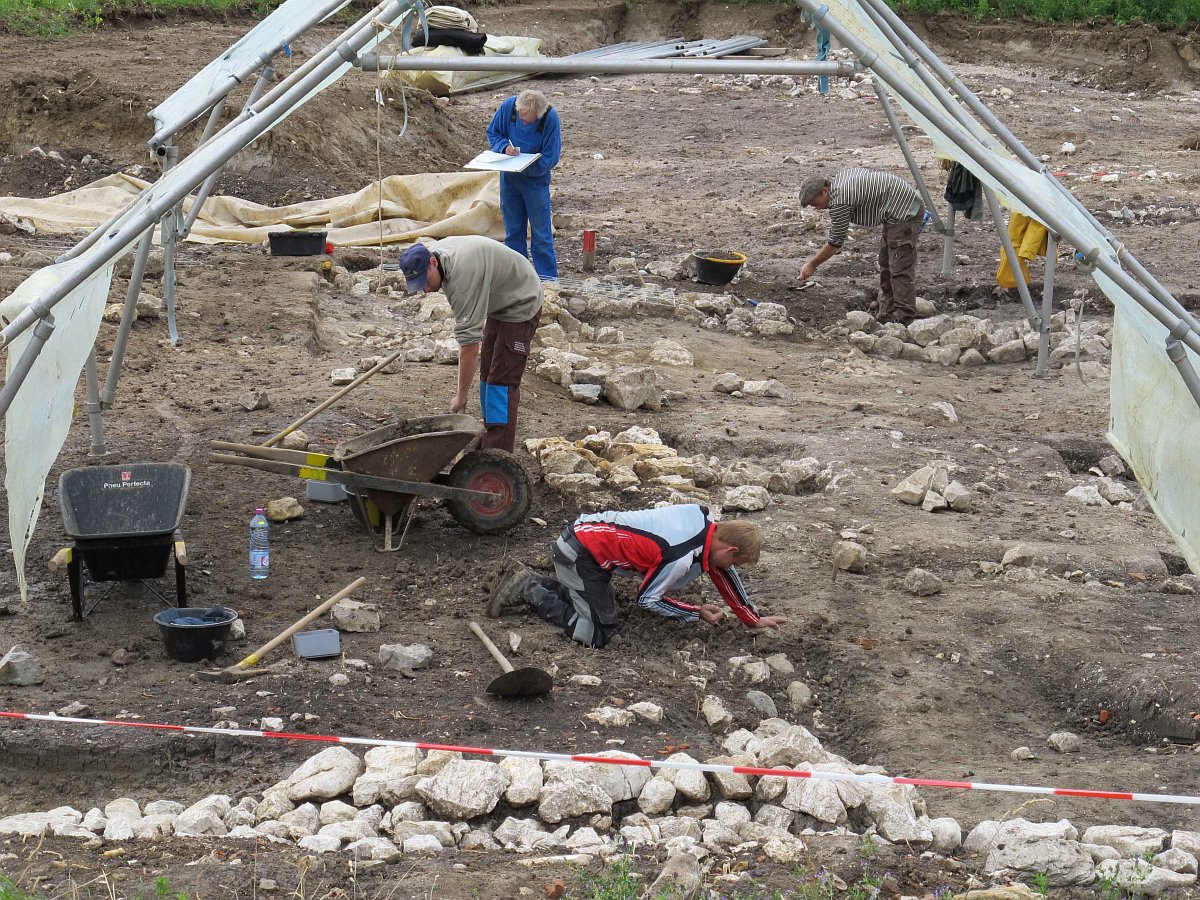 Das Grabungsteam beim Freilegen und Dokumentieren der römischen Mauerreste