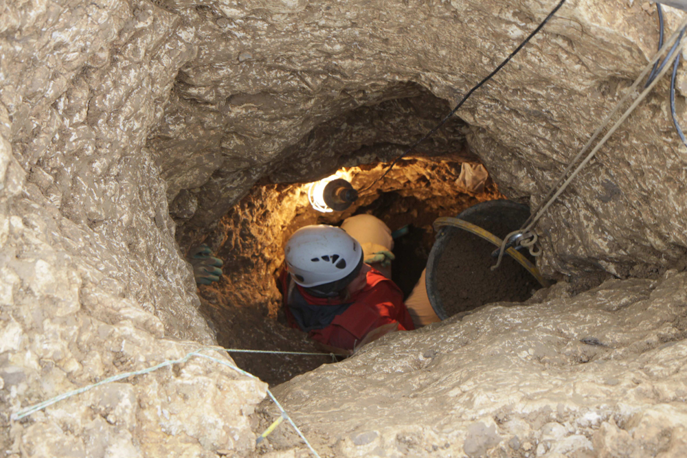 Bild 2 - Natürliche Felsspalte, die zu einem Schacht ausgeweitet wurde, der bis auf die Silex-führende Schicht hinunterführt