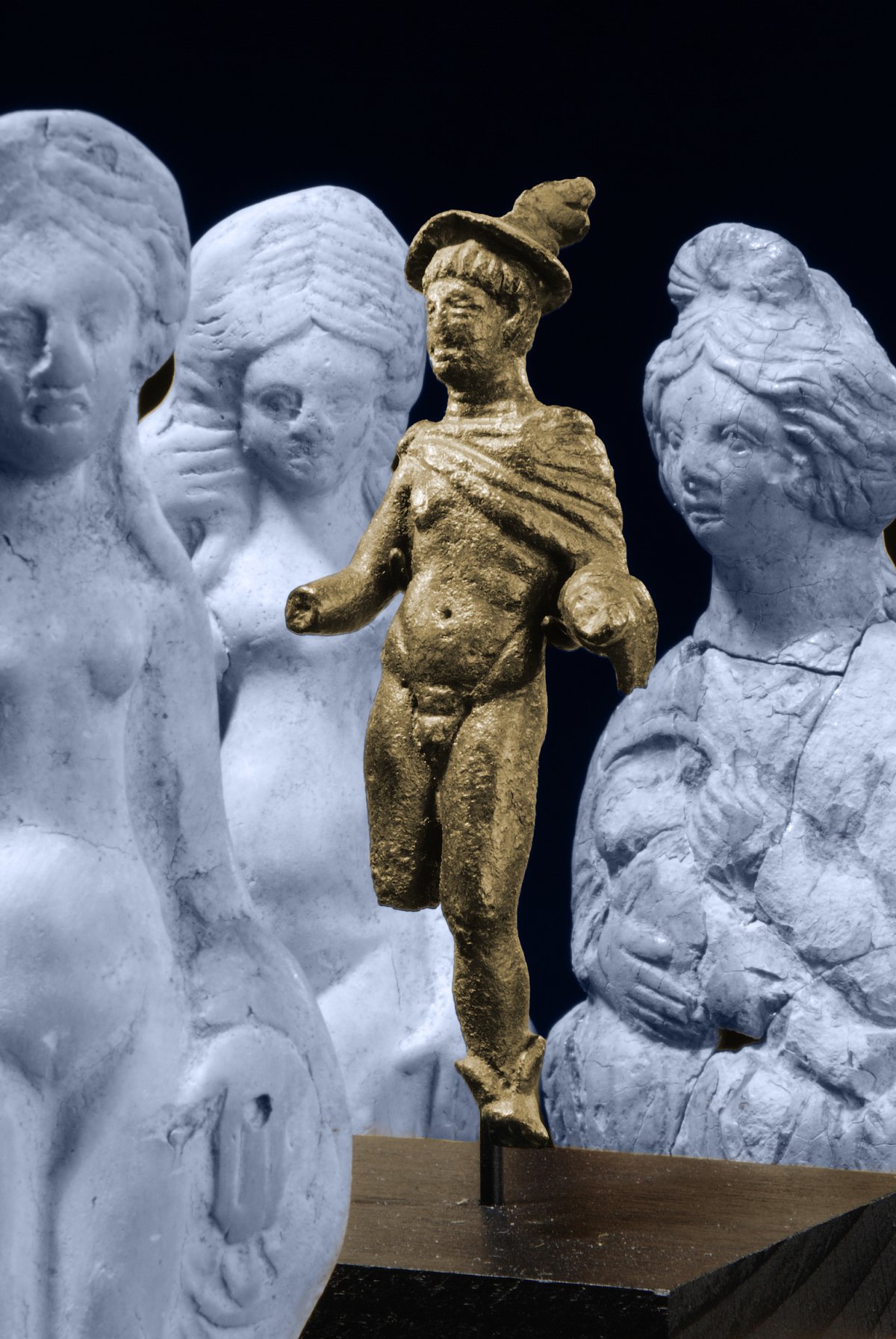 Merkurstatuette von der Baarburg bei Baar/ZG, umgeben von Tonstatuetten von Göttinnen aus Cham/ZG, Hagendorn