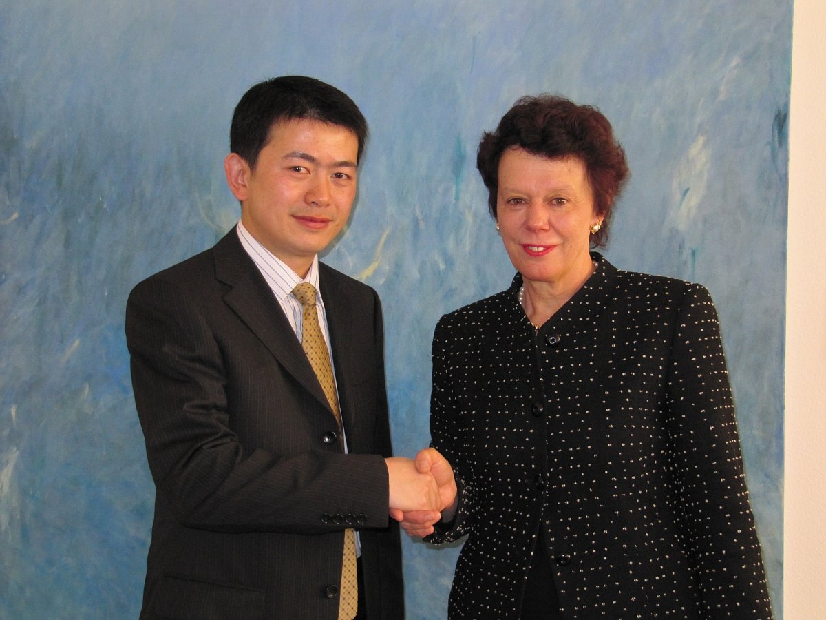 Bild 3 - Yuze Zhu und Regierungsrätin Esther Gassler