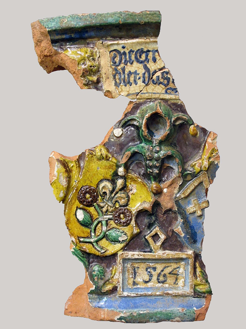 Ofenkachel mit Inschrift, Familienwappen und Jahreszahl 1564