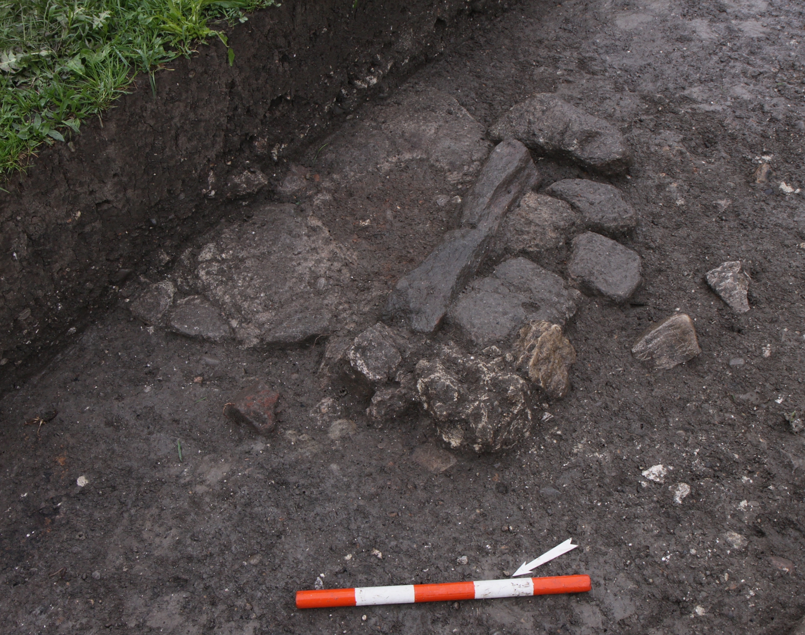 Eine Feuerstelle mit einem wiederverwendeten Mühlstein als Unterlage