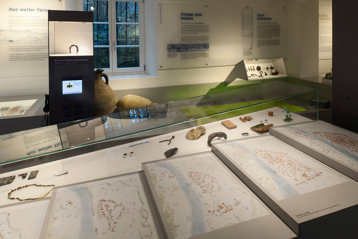 Stadtansichten und Funde im Zentralmöbel veranschaulichen "Solothurn - Eine Stadt im Laufe der Zeit"