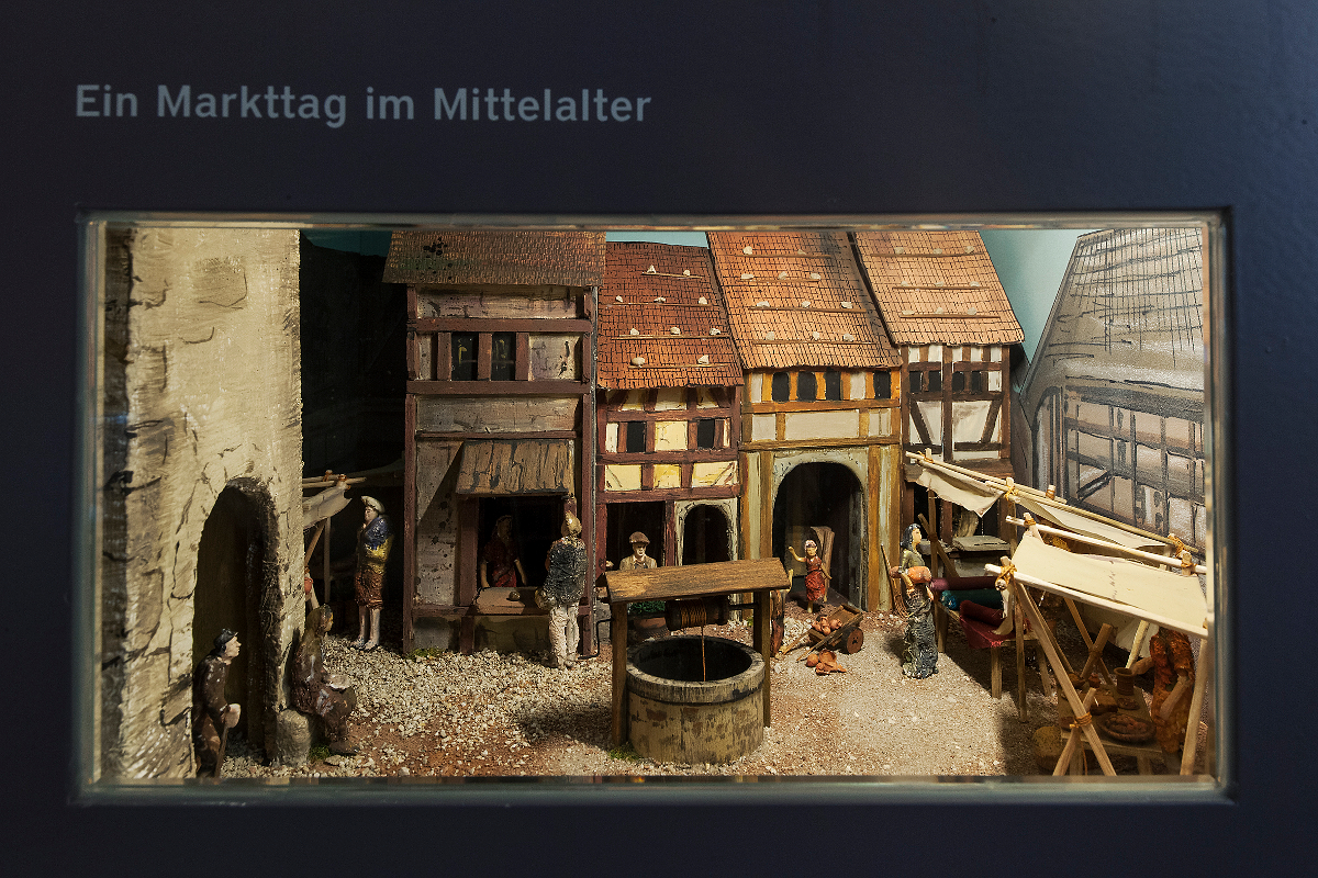 Frühling 1390, ein Markttag im Mittelalter - Puppenstuben für Gross und Klein zeigen wie das Leben früher einmal war