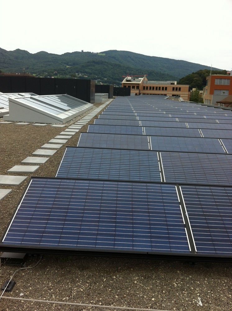 Photovoltaikanlage auf dem Flachdach des Neubaus der FHNW Olten, mit einer Fläche von 1000m2 welche jährlich bis zu 72â000 kWh liefern kann