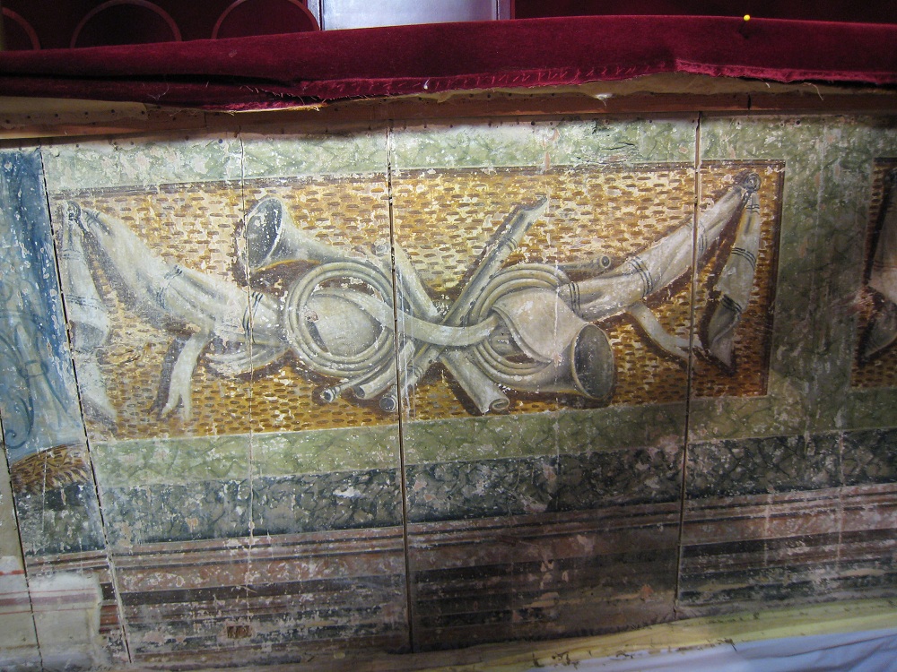 Dekorationsmalerei auf der Brüstung des unteren Ranges