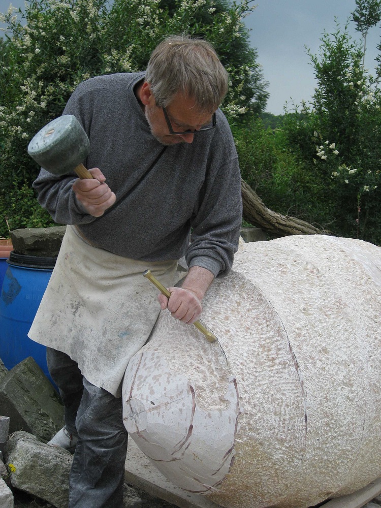 Derendingen. Der Steinbildhauer bei der Arbeit.
