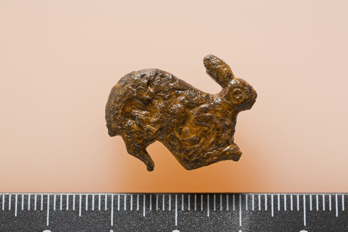 Römische Gewandnadel in Form eines Hasen