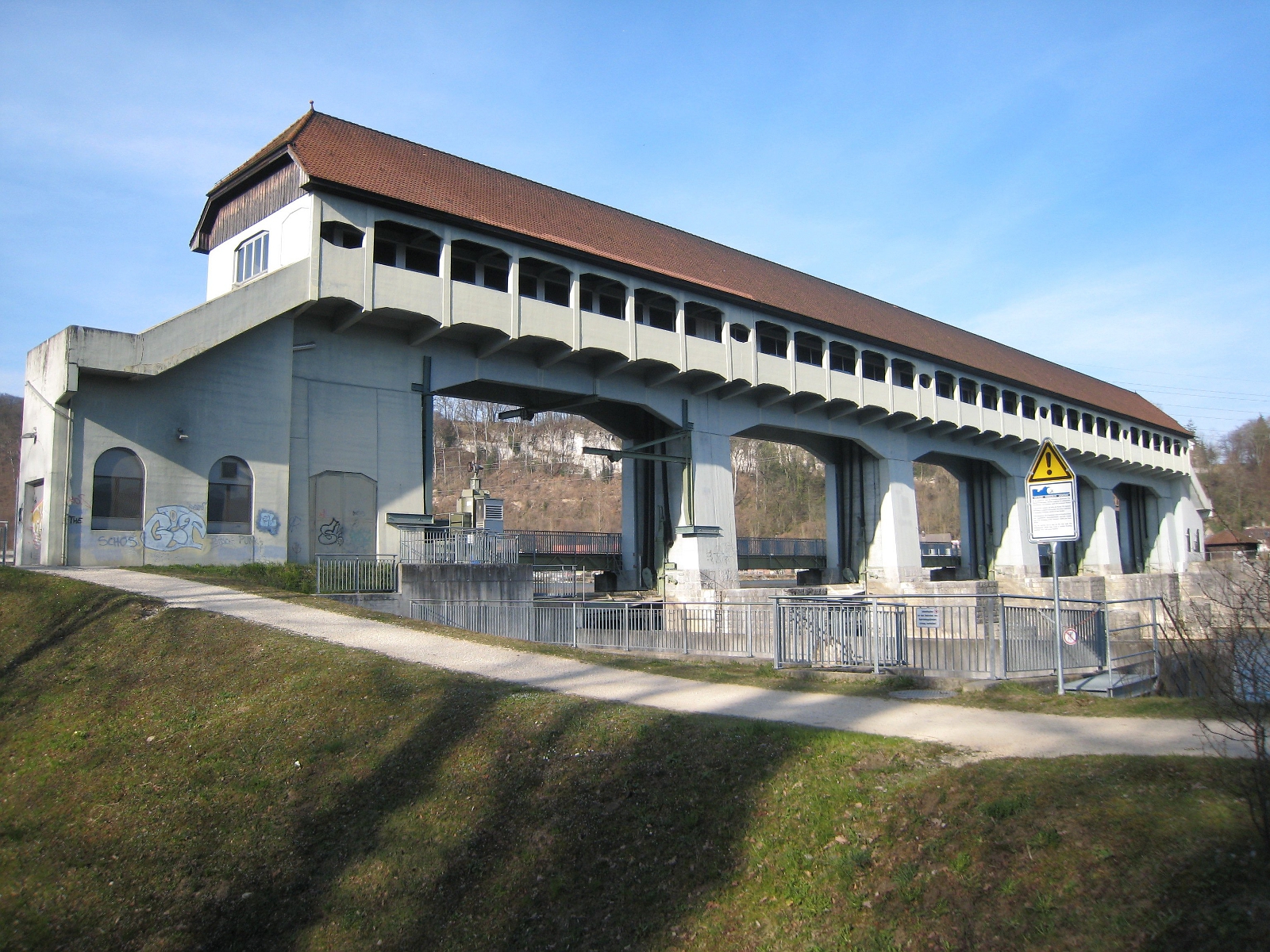 Das Stauwehr Olten-Winznau ist ein frühes Beispiel für die Bauweise mit Sichtbeton